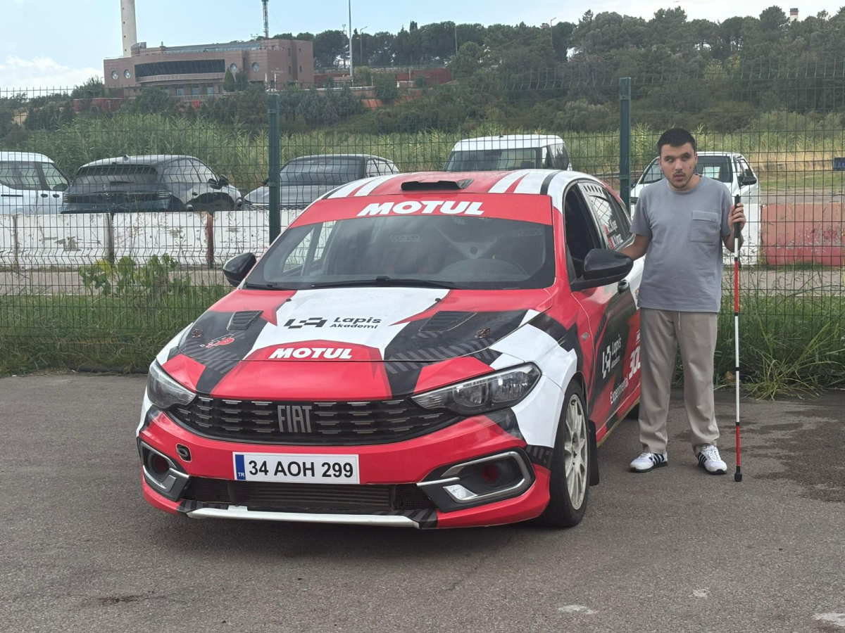 Özel bireyler, yarış pistinde sürüş deneyimi yaşadı