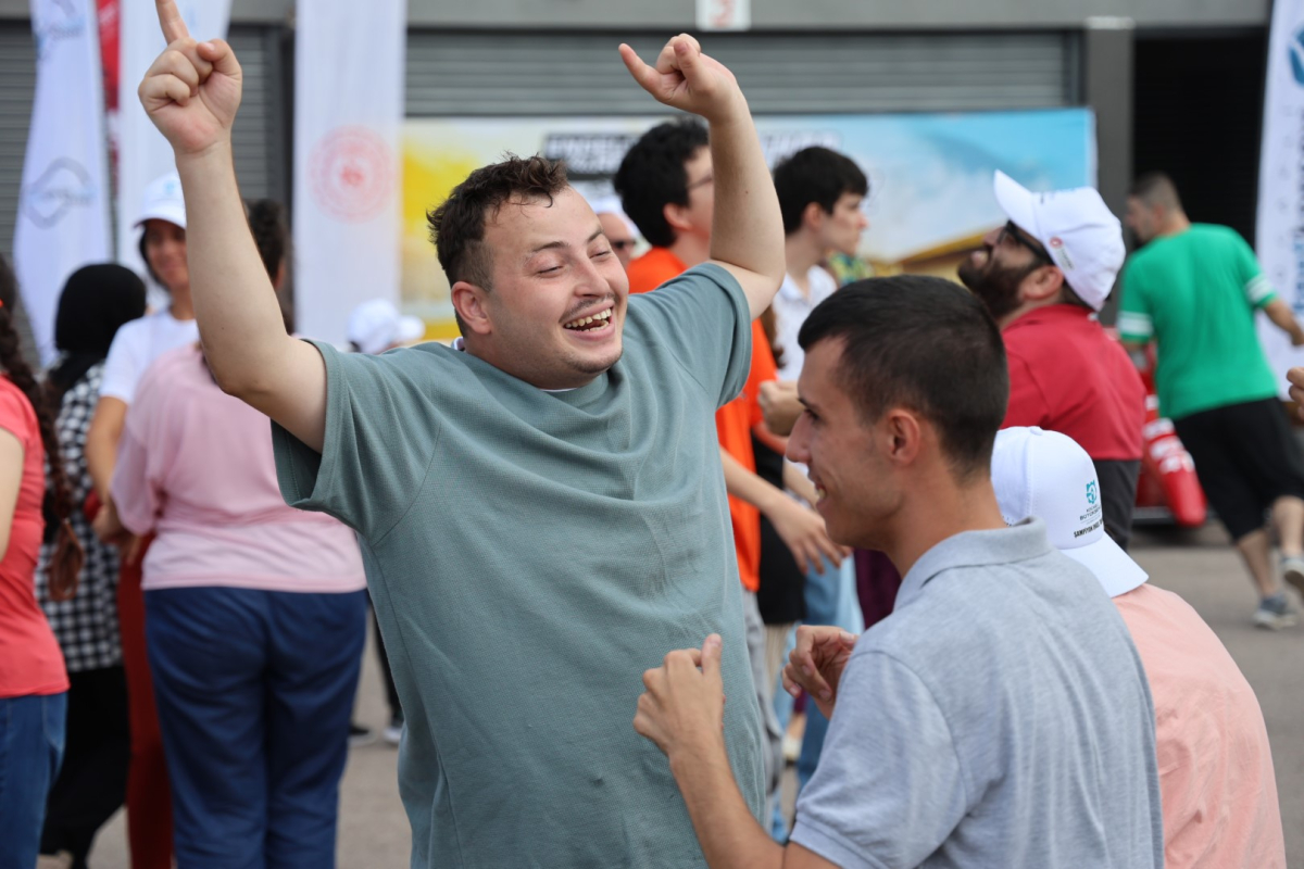 Özel bireyler, yarış pistinde sürüş deneyimi yaşadı