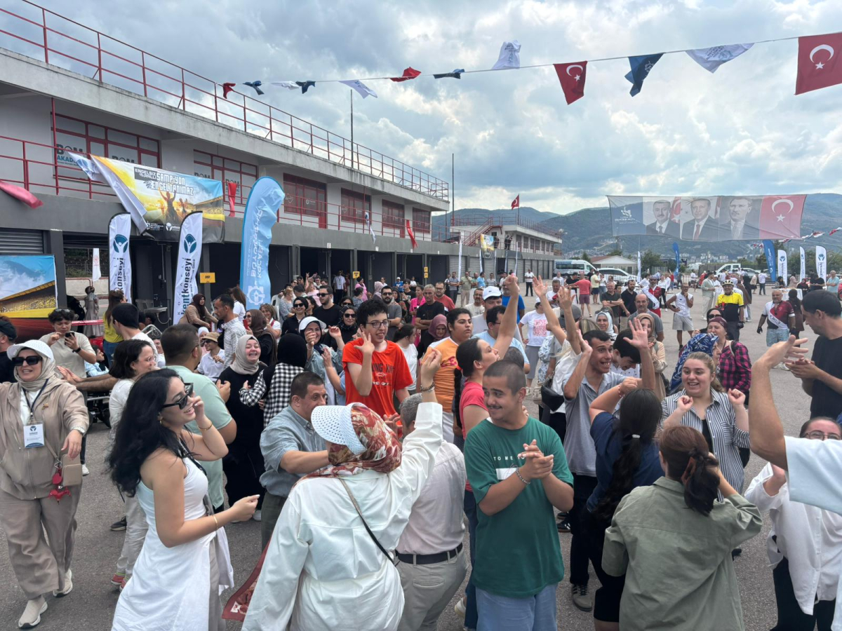 Özel bireyler, yarış pistinde sürüş deneyimi yaşadı