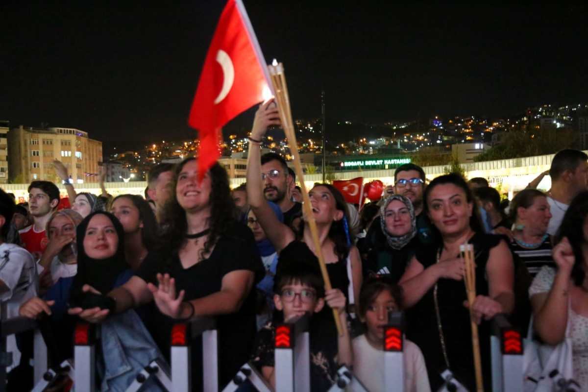 Meydanda “Zafer” coşkusu