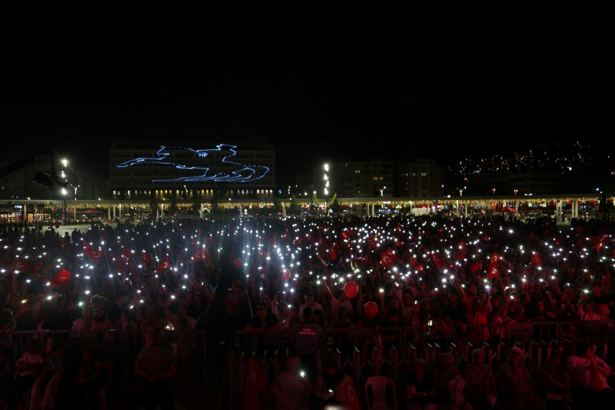 Meydanda “Zafer” coşkusu