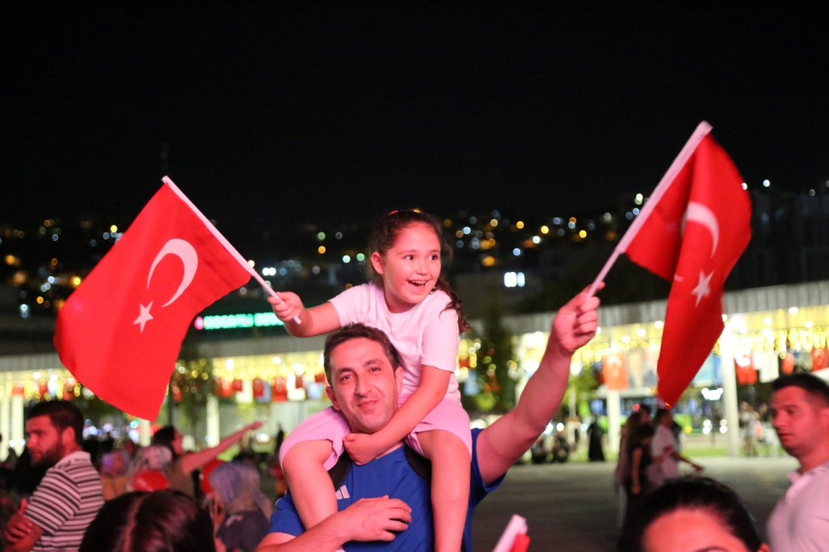 Meydanda “Zafer” coşkusu