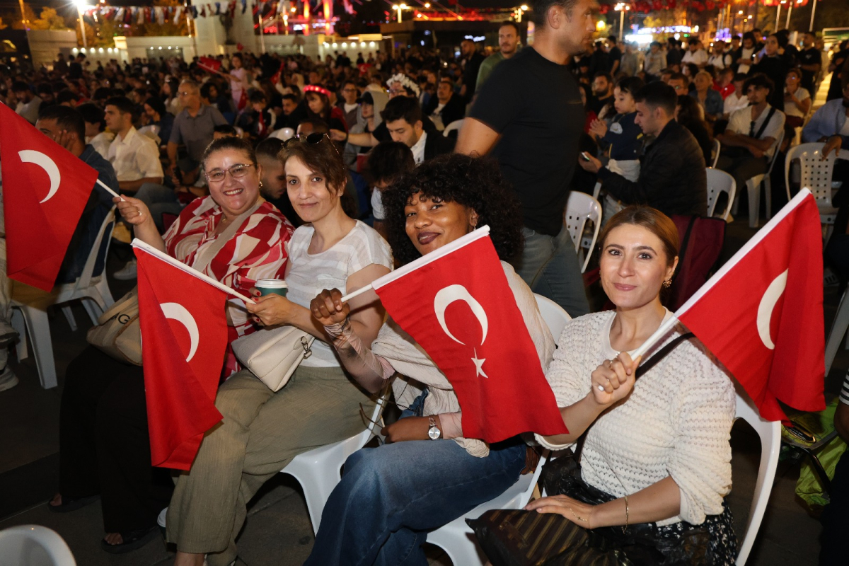 Kent Meydanı, 12 Dev Adam'ın final heyecanına sahne oldu