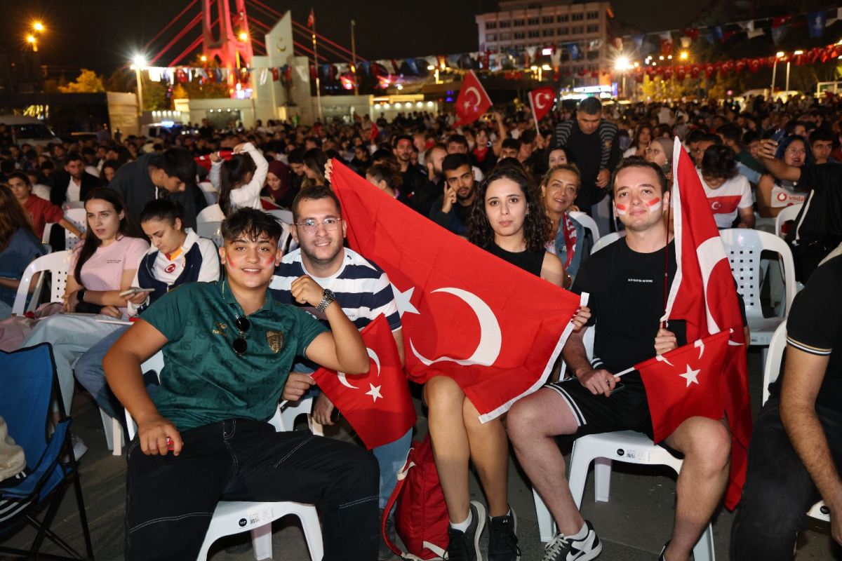 Kent Meydanı, 12 Dev Adam'ın final heyecanına sahne oldu