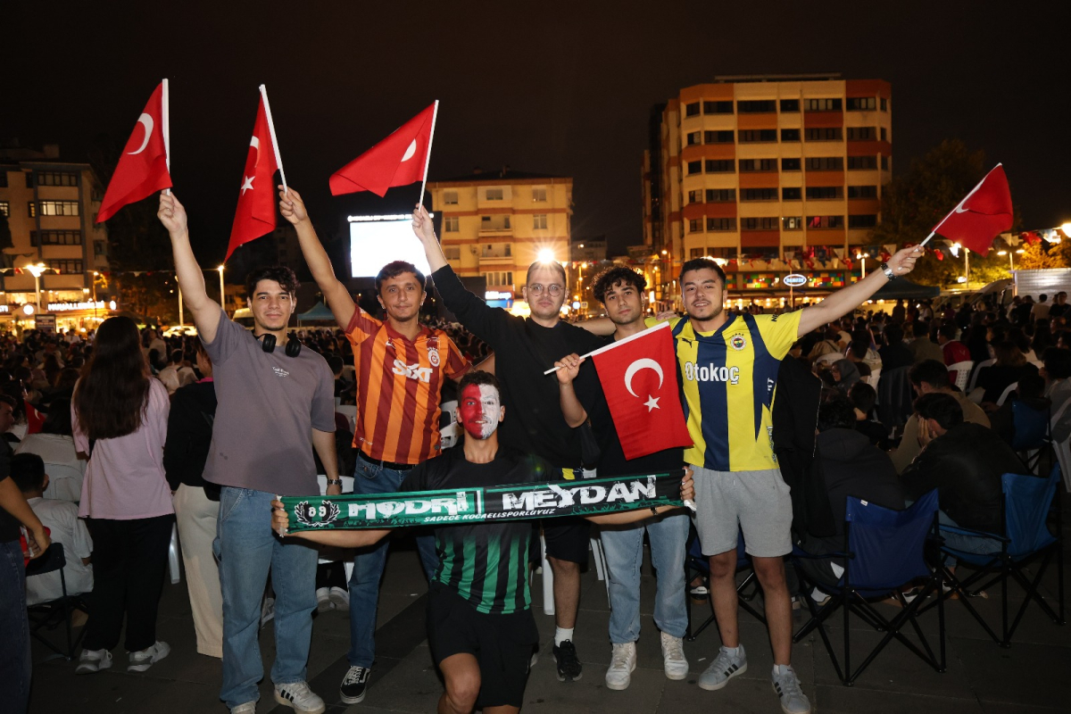 Kent Meydanı, 12 Dev Adam'ın final heyecanına sahne oldu