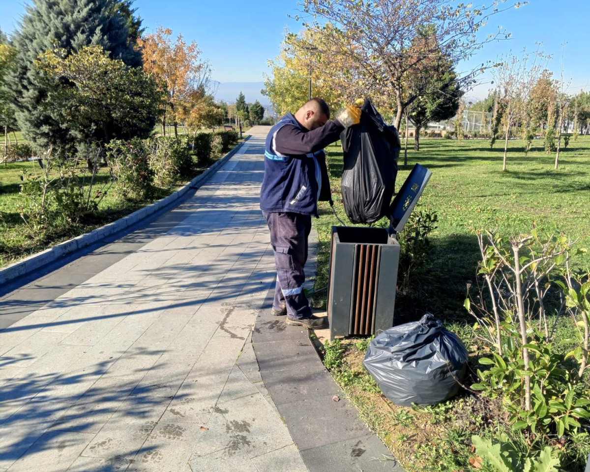 Dilovası Millet Bahçesi dip köşe temizleniyor