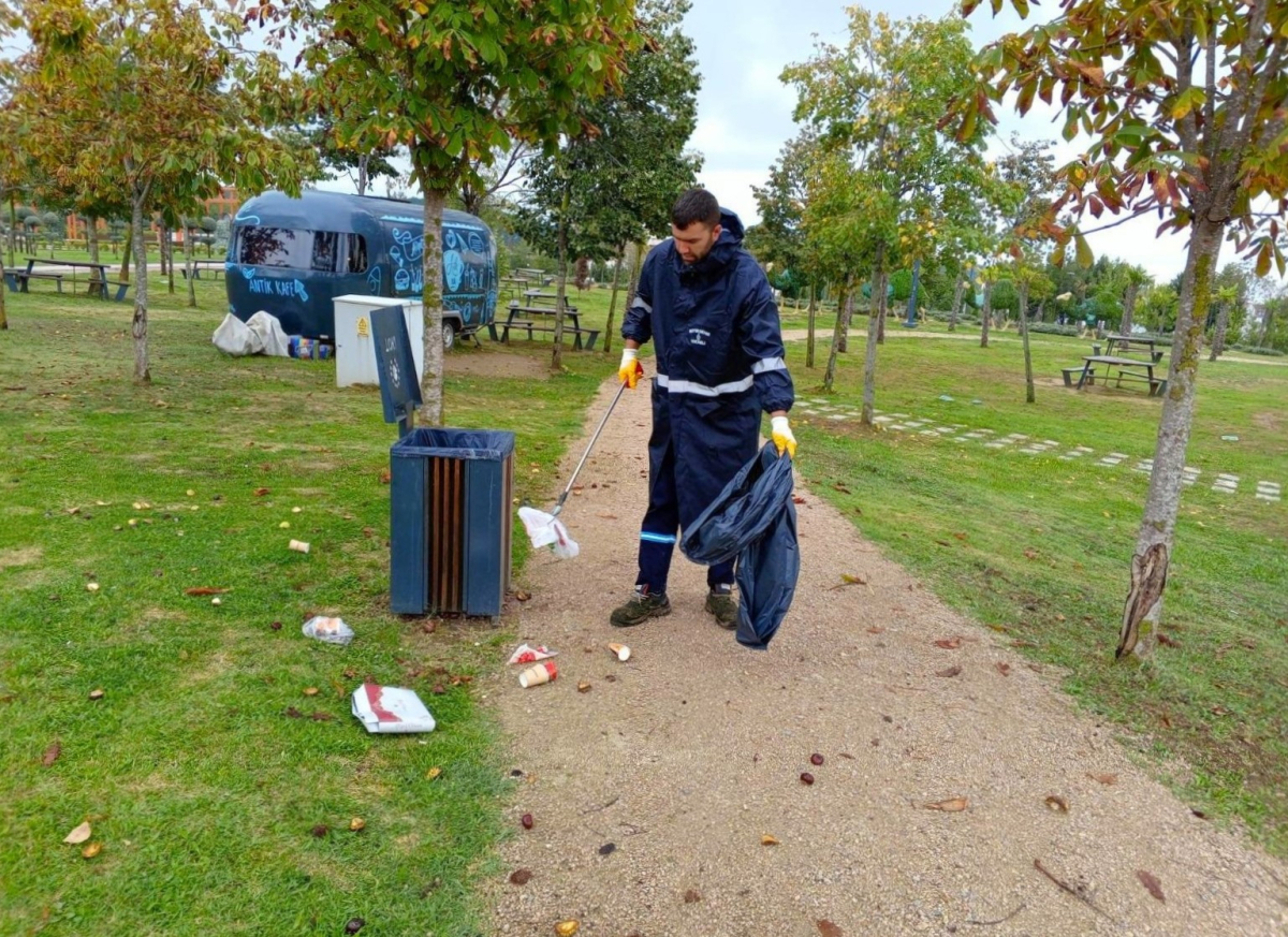 Dilovası Millet Bahçesi dip köşe temizleniyor