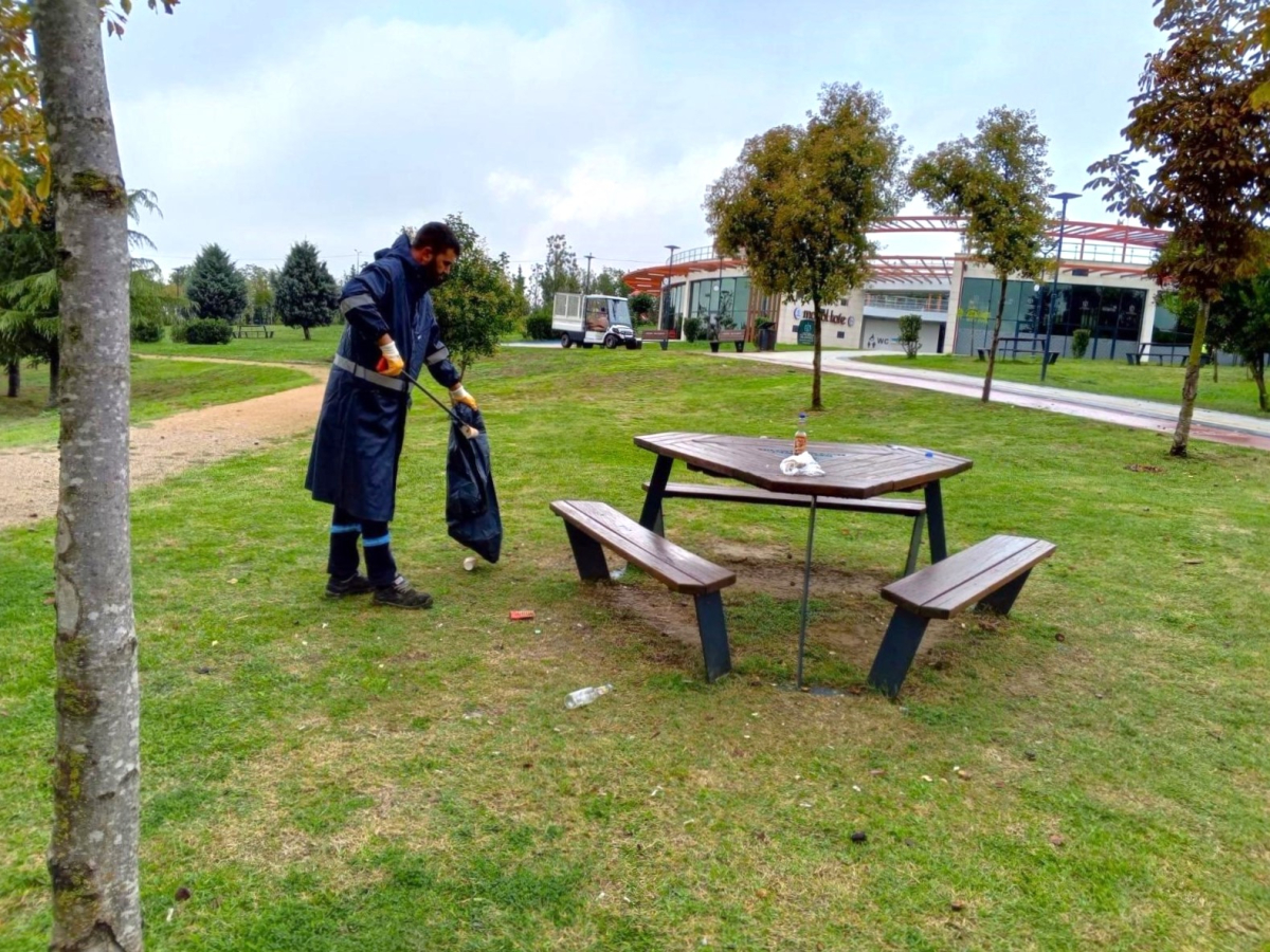 Dilovası Millet Bahçesi dip köşe temizleniyor