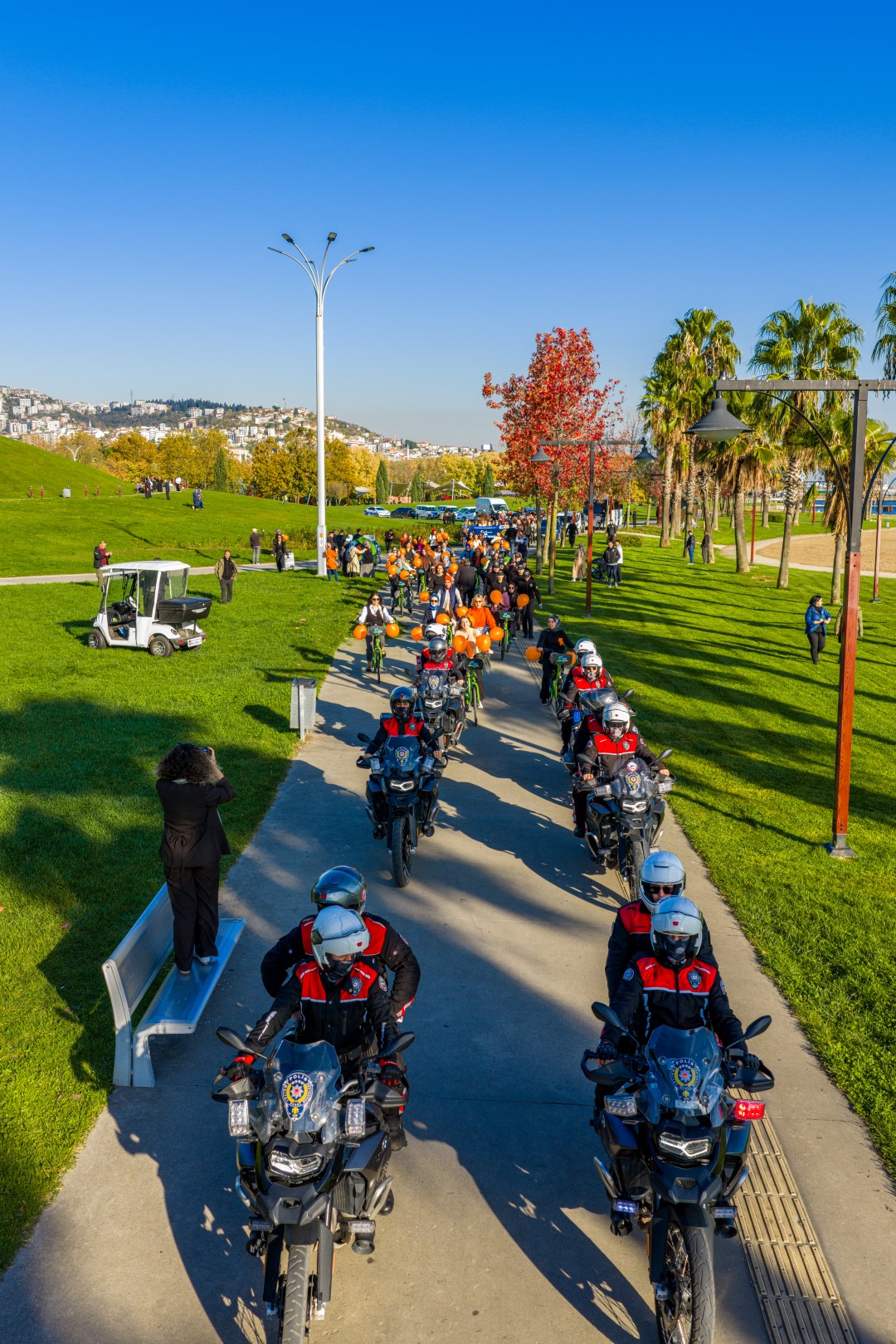 Turuncu balonlarla kadına şiddete ‘dur’ mesajı