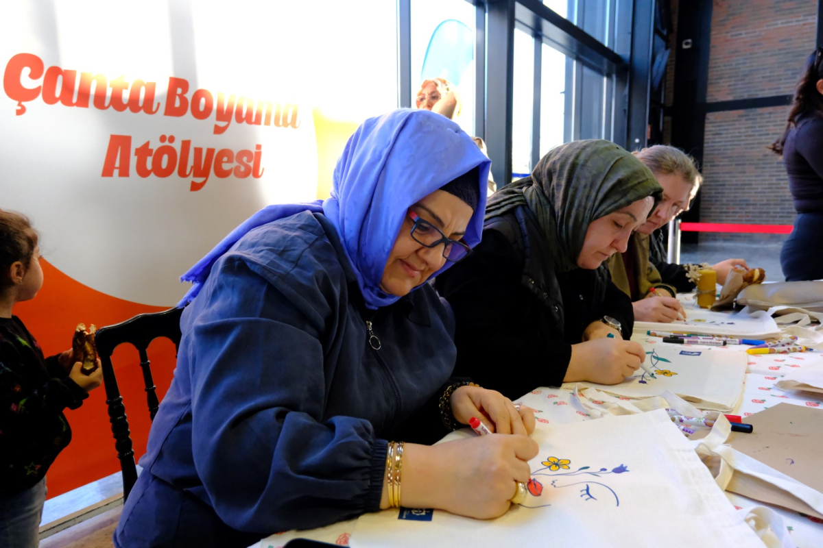 Turuncu balonlarla kadına şiddete ‘dur’ mesajı