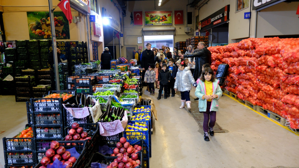 Minikler, yerli malını hal binasında öğrendi