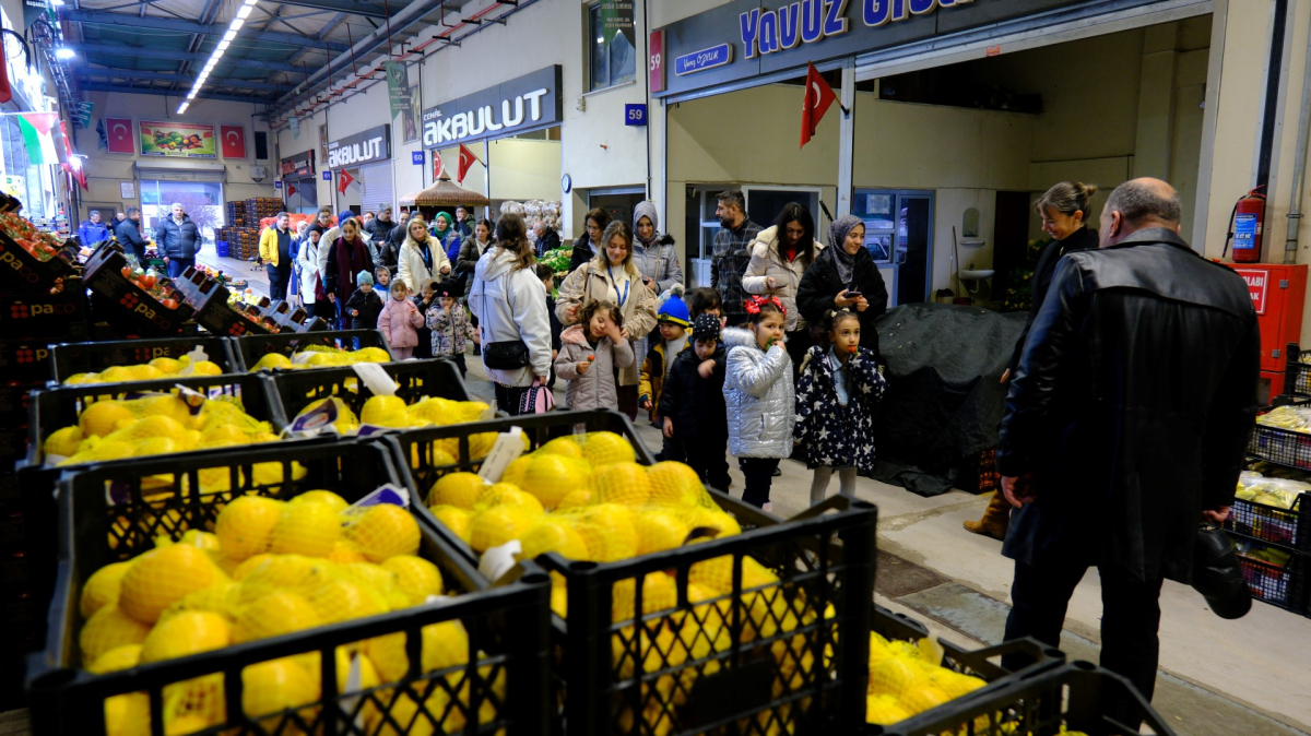 Minikler, yerli malını hal binasında öğrendi