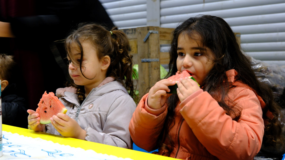 Minikler, yerli malını hal binasında öğrendi