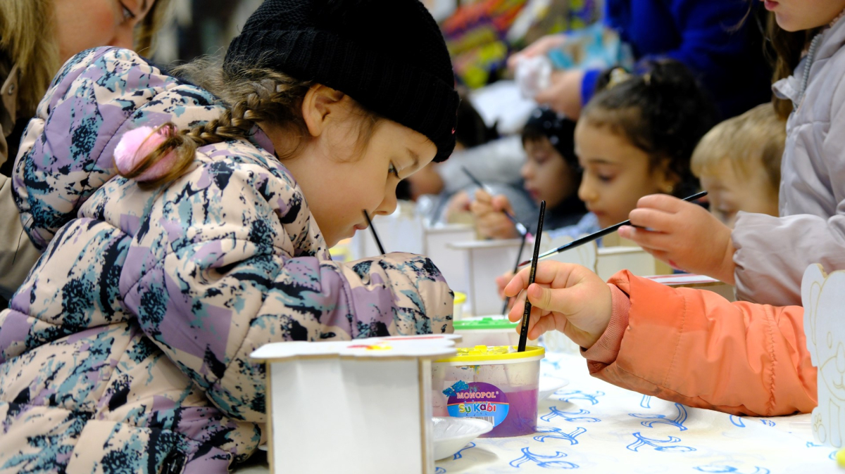 Minikler, yerli malını hal binasında öğrendi