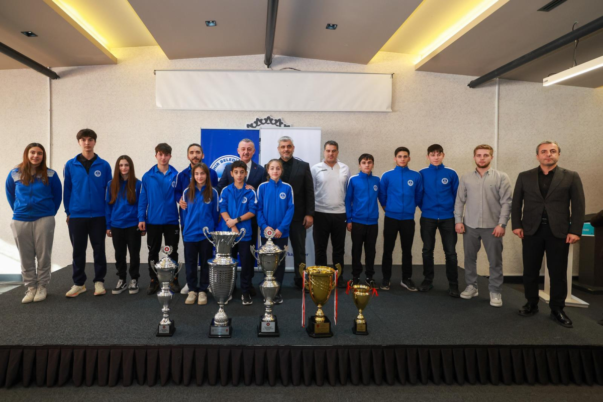 Büyükakın, Kağıtspor’un başarılı sporcularını tebrik etti