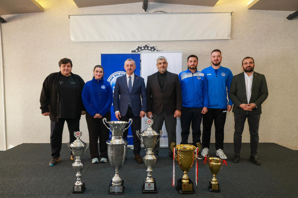 Büyükakın, Kağıtspor’un başarılı sporcularını tebrik etti