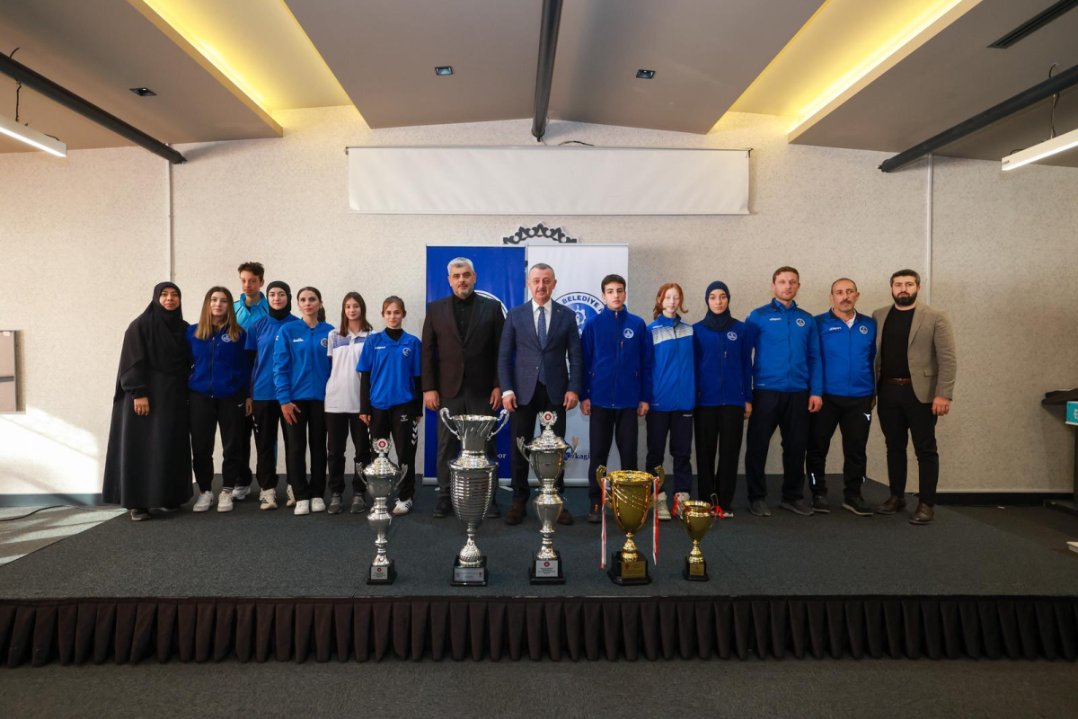 Büyükakın, Kağıtspor’un başarılı sporcularını tebrik etti