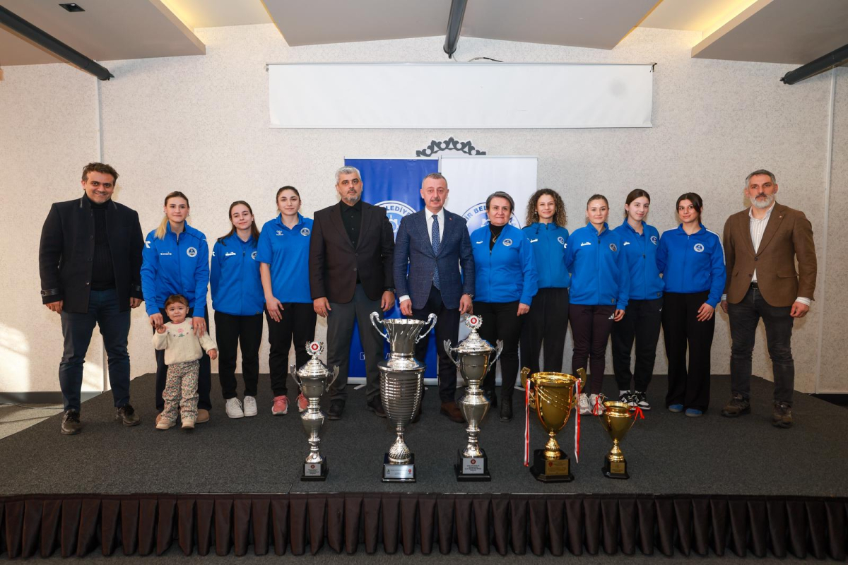 Büyükakın, Kağıtspor’un başarılı sporcularını tebrik etti