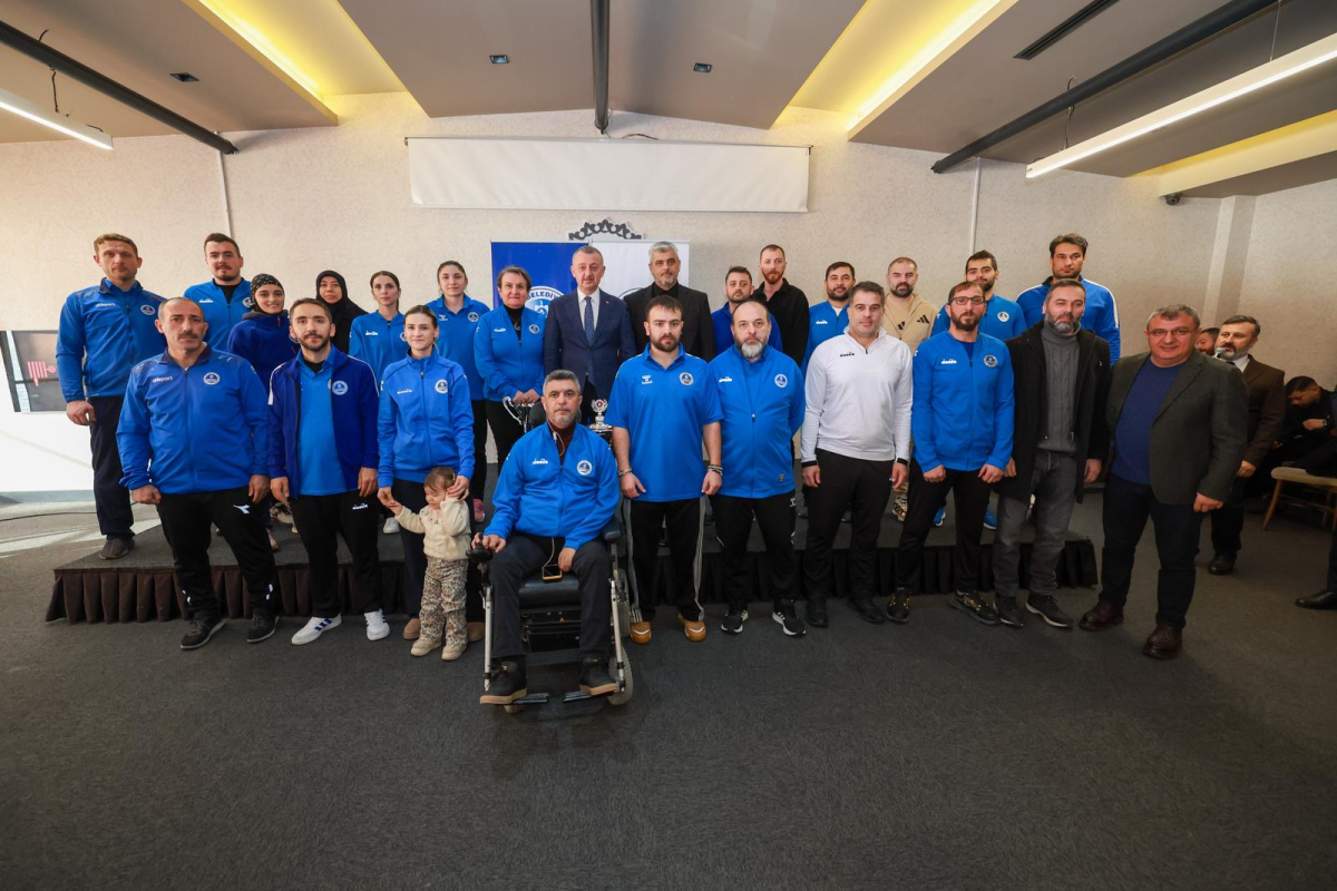 Büyükakın, Kağıtspor’un başarılı sporcularını tebrik etti