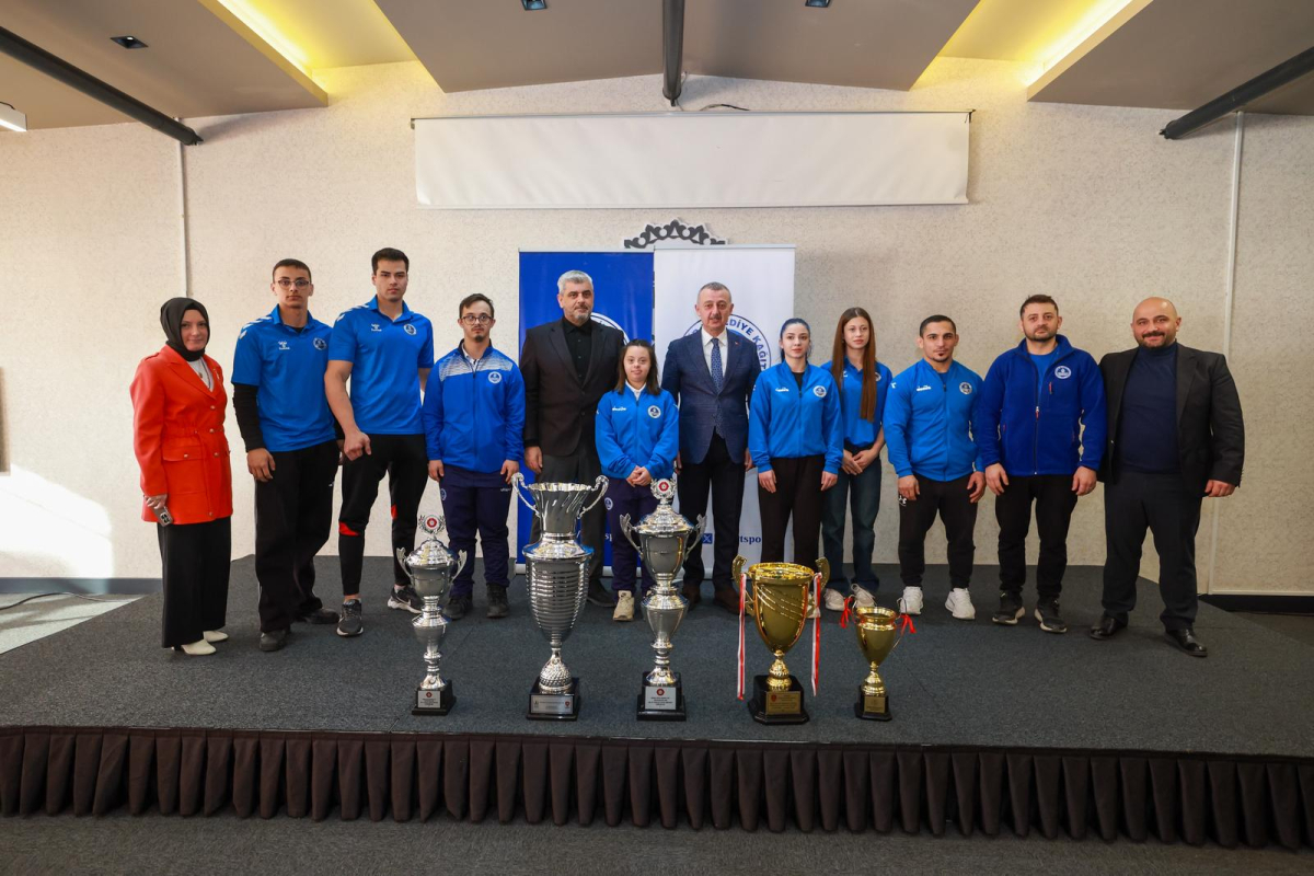 Büyükakın, Kağıtspor’un başarılı sporcularını tebrik etti