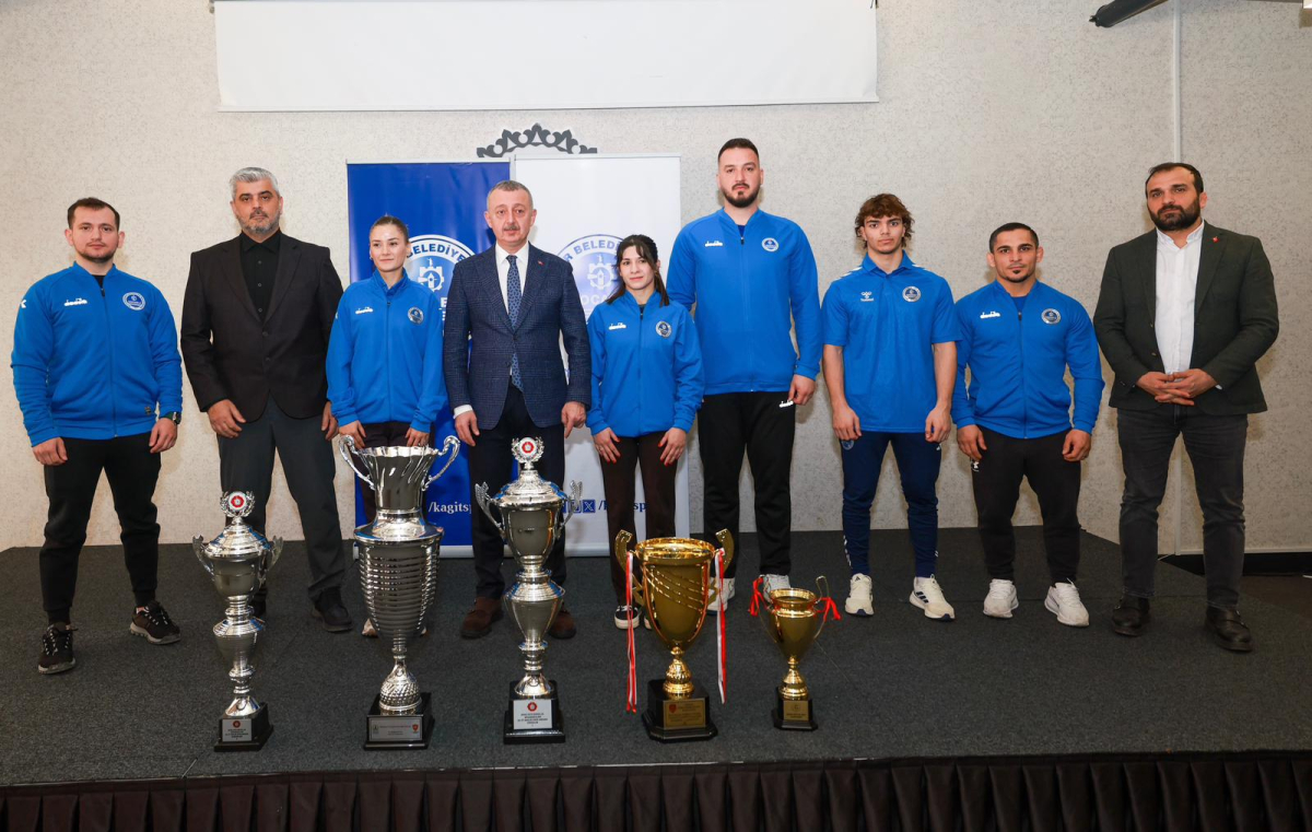 Büyükakın, Kağıtspor’un başarılı sporcularını tebrik etti