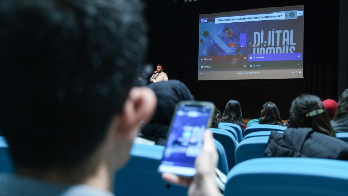 Dijital Kampüs’te yetişen 235 genç sertifikalarını aldı