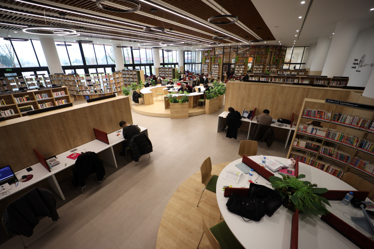 Alev Alatlı Kütüphanesi, gençlerin göz bebeği oldu