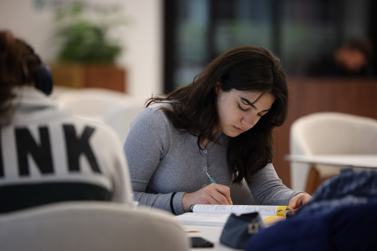 Alev Alatlı Kütüphanesi, gençlerin göz bebeği oldu