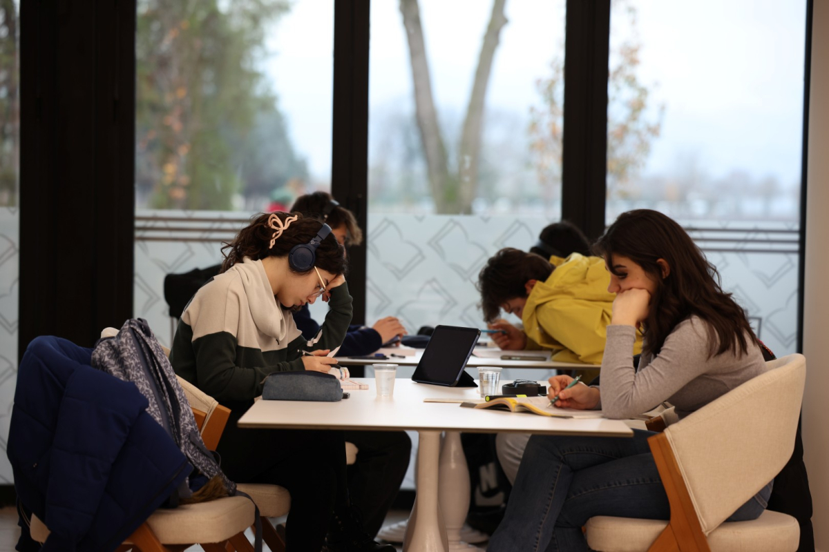 Alev Alatlı Kütüphanesi, gençlerin göz bebeği oldu