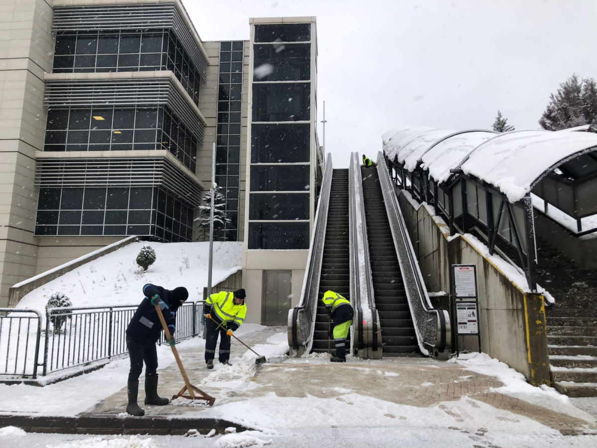 Büyükşehir, karla mücadelede 7/24 görevde