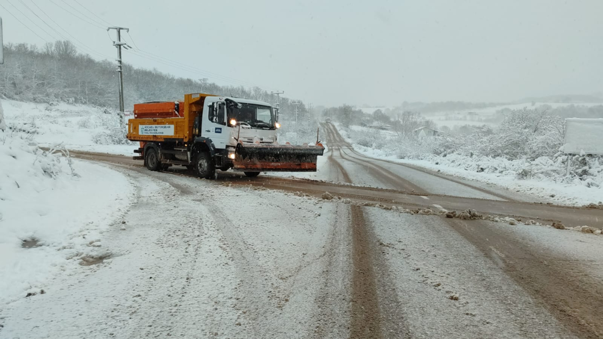 Büyükşehir, karla mücadelede 7/24 görevde
