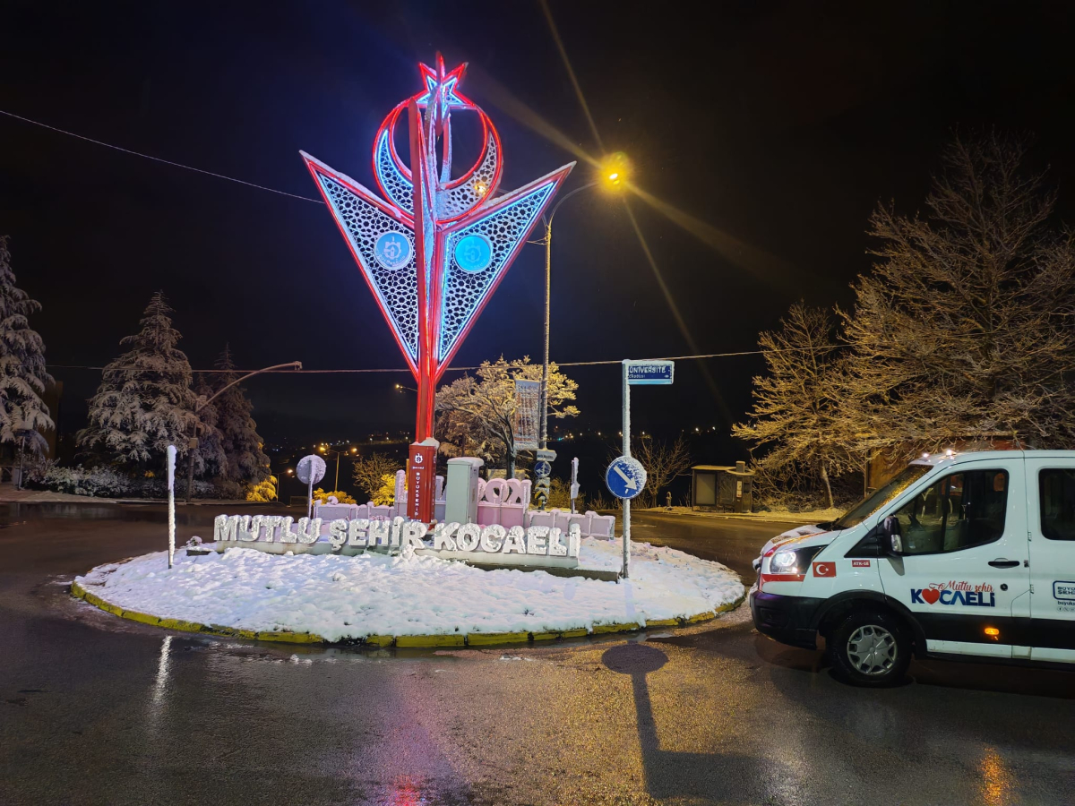 Büyükşehir, karla mücadelede 7/24 görevde