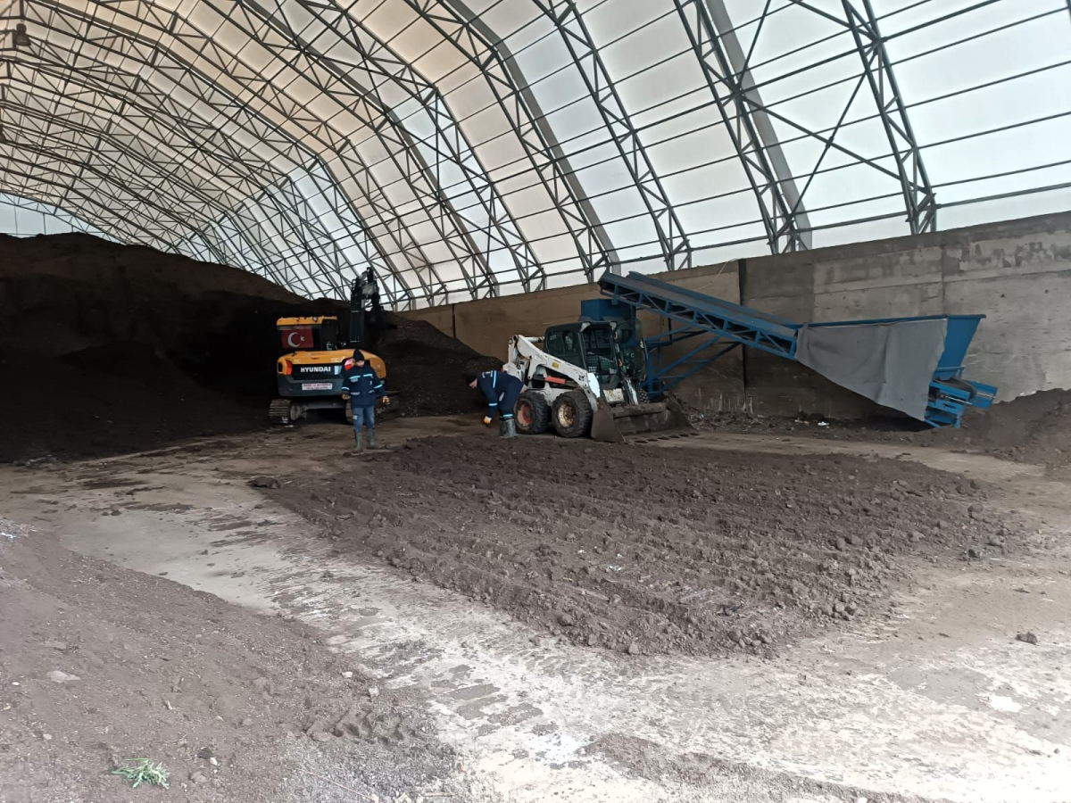 On binlerce bitki Büyükşehir fidanlığında yetişiyor