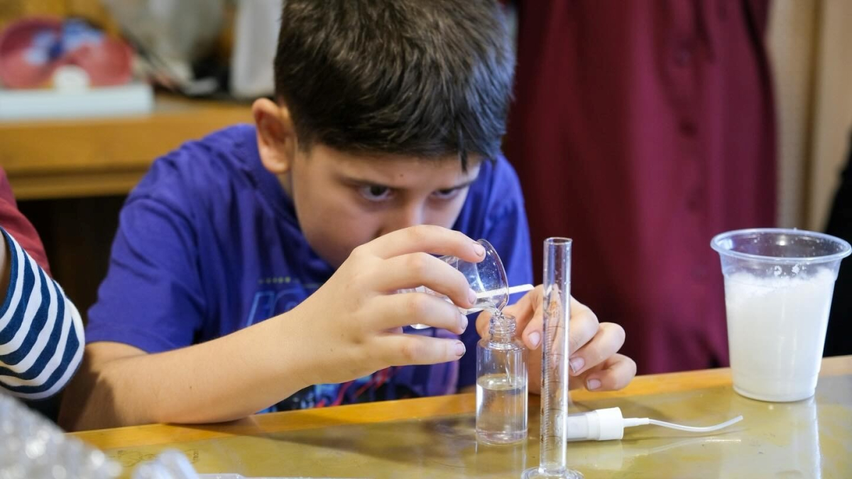 Çocuklar ‘Lemi Abi’nin renkli dünyasına konuk oldu