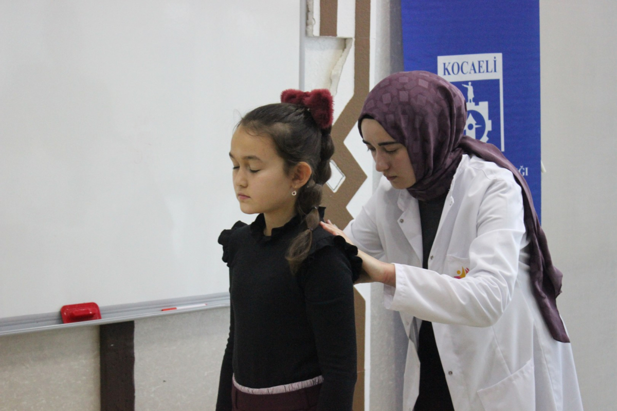 Çocuklarda skolyoz belirtilerine dikkat