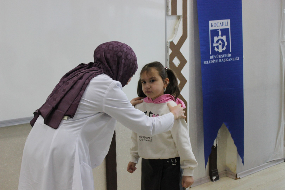 Çocuklarda skolyoz belirtilerine dikkat