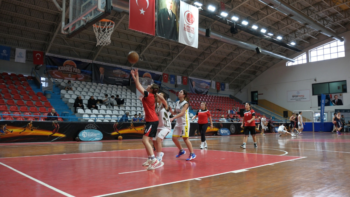 Bu turnuvada en güzel paslar kardeşliğe atıldı