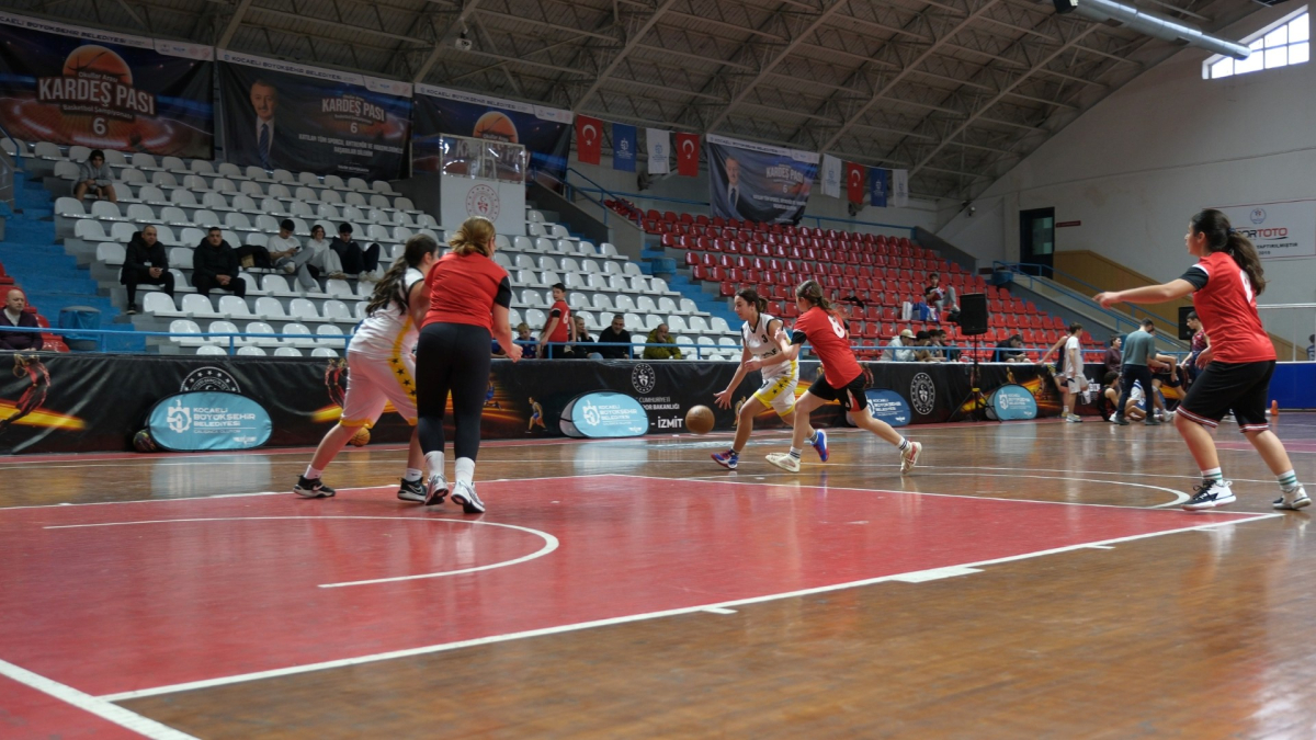 Bu turnuvada en güzel paslar kardeşliğe atıldı