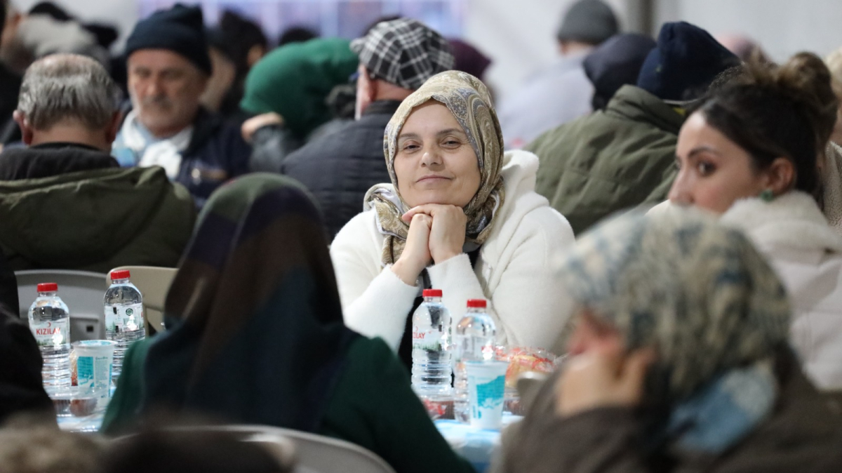 Büyükşehir’in İzmit’teki kardeşlik sofrası dolup taşıyor