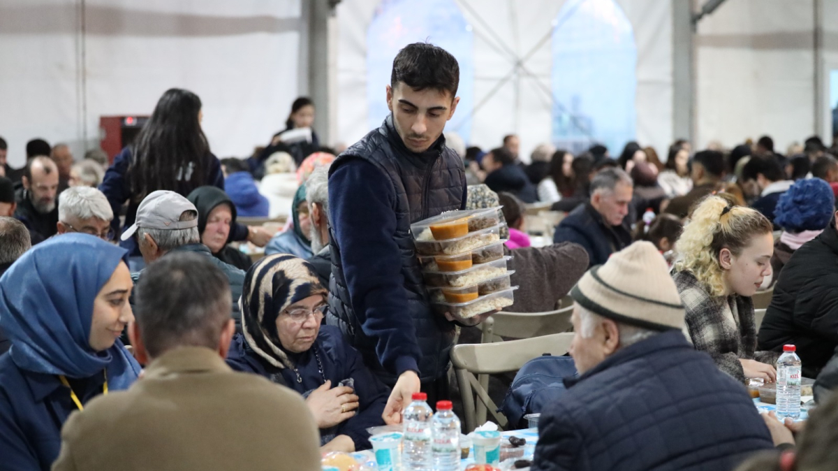 Büyükşehir’in İzmit’teki kardeşlik sofrası dolup taşıyor