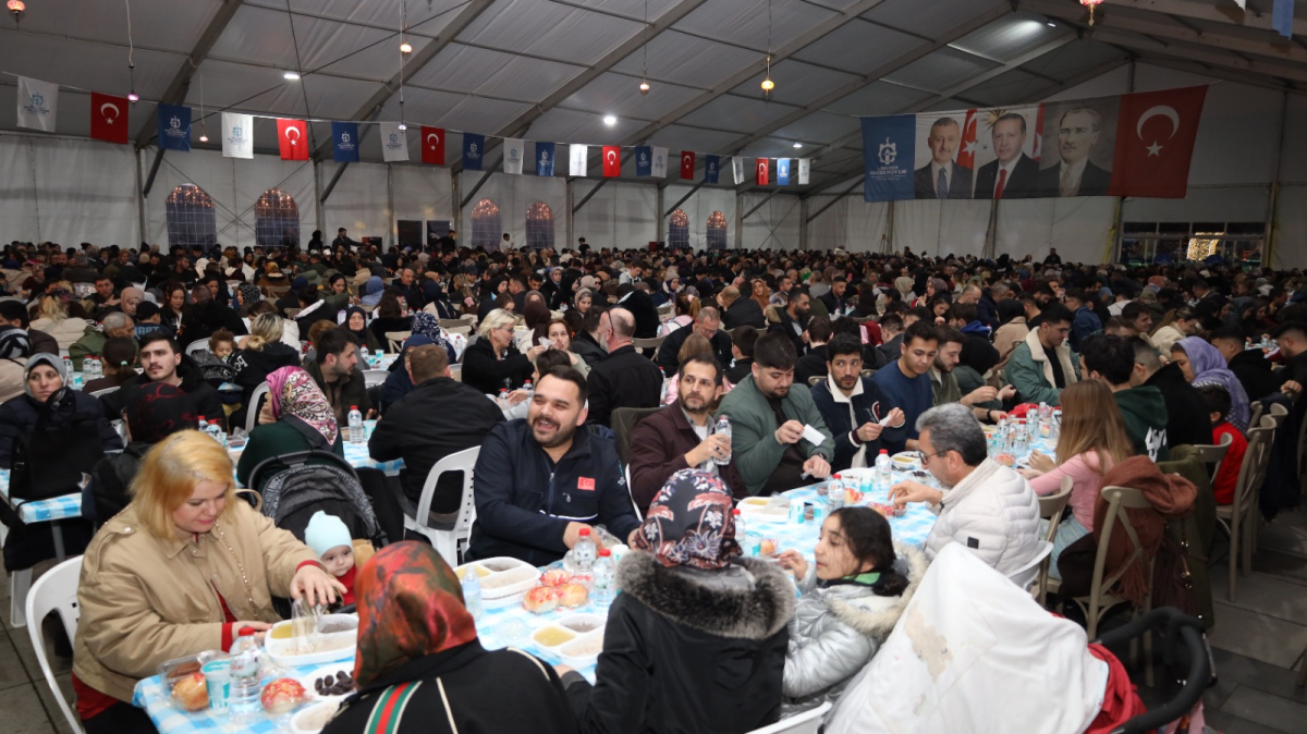 Büyükşehir’in İzmit’teki kardeşlik sofrası dolup taşıyor