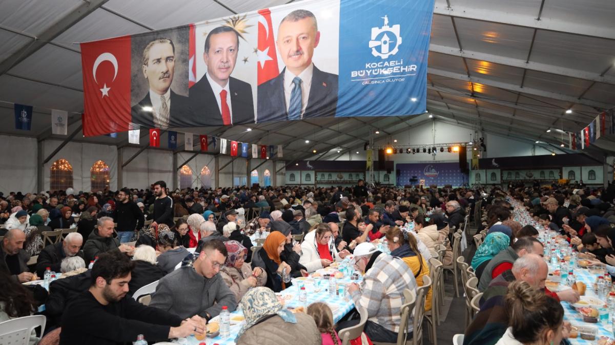 Büyükşehir’in İzmit’teki kardeşlik sofrası dolup taşıyor