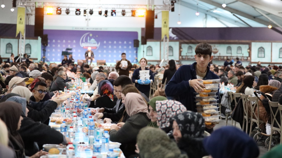 Büyükşehir’in İzmit’teki kardeşlik sofrası dolup taşıyor
