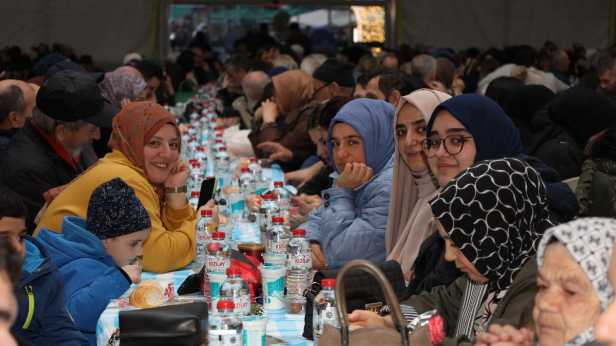Büyükşehir’in İzmit’teki kardeşlik sofrası dolup taşıyor