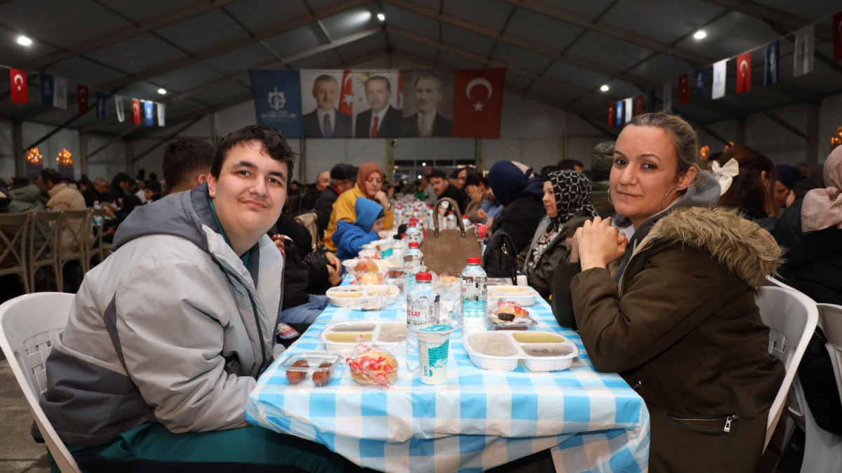 Büyükşehir’in İzmit’teki kardeşlik sofrası dolup taşıyor