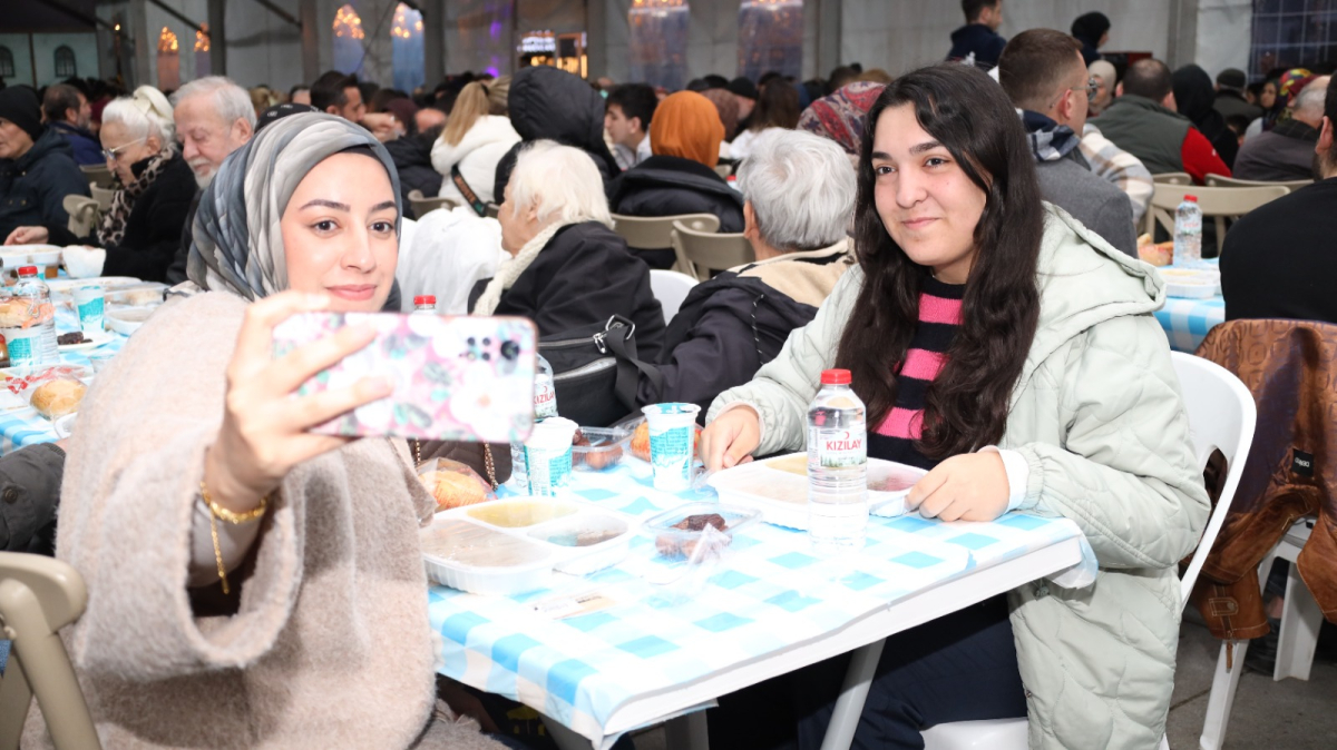 Büyükşehir’in İzmit’teki kardeşlik sofrası dolup taşıyor