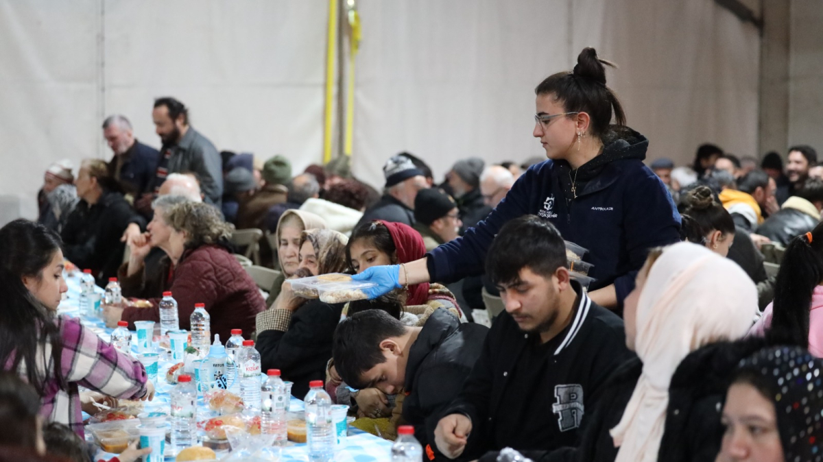 Büyükşehir’in İzmit’teki kardeşlik sofrası dolup taşıyor