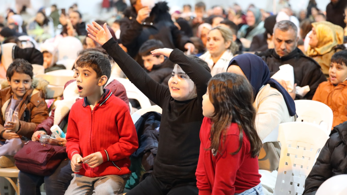 Büyükşehir’in İzmit’teki kardeşlik sofrası dolup taşıyor