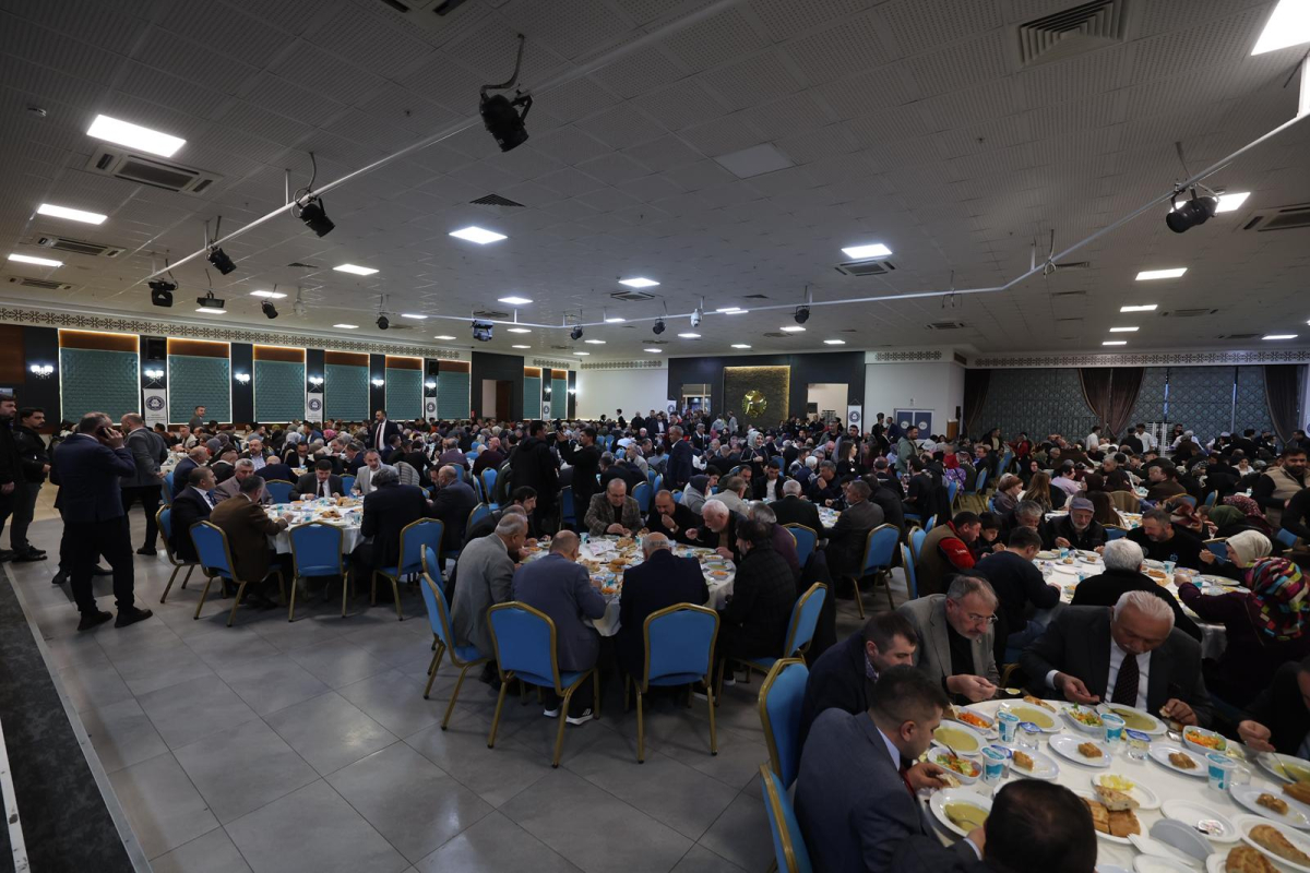 Başkan Büyükakın’ın, pazarcı  esnafıyla yaptığı iftara yoğun katılım