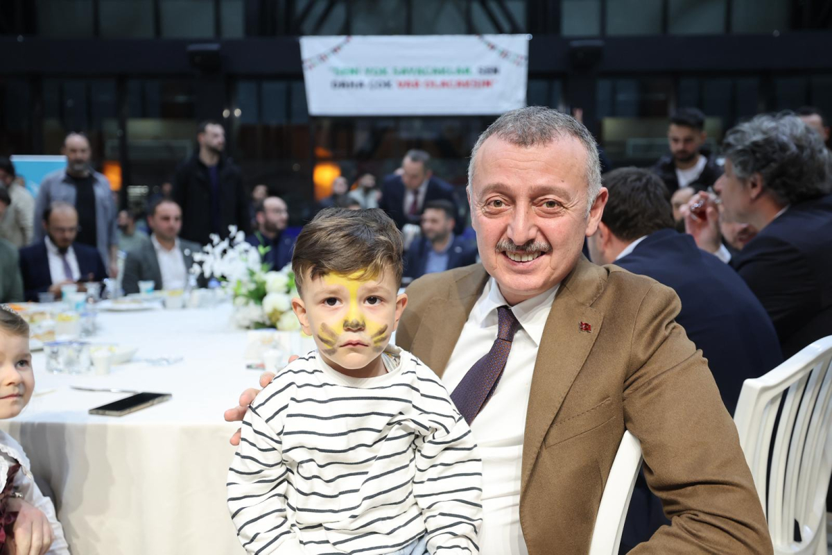 Büyükakın, TÜGVA iftarında gençlerle bir araya geldi 